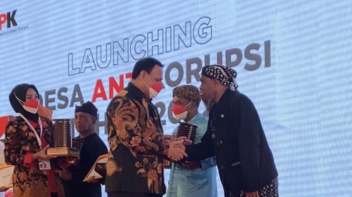 Ketua KPK Firli Bahuri menyerahkan tanda penetapan Desa Antikorupsi dengan nilai tertinggi kepada Kepala Desa Banyubiru, Sri Anggoro Siswaji di Lapangan Desa Banyubiru, Kecamatan Banyubiru, Kabupaten Semarang, Selasa (29/11/2022).