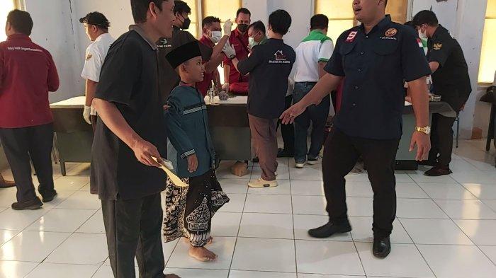 Anak-anak saat khitanan massal di aula Banznas Kabupaten Pekalongan.