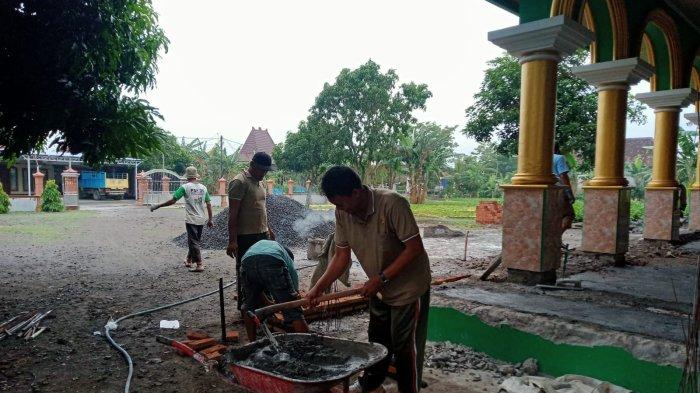 Kodim Demak bersama warga Desa Tlogorejo membangun Masjid Attaqwa, Jumat (20/1/2023)