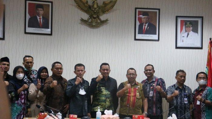 Ketua Komisi B DPRD Batang, Su’udi bersama rombongan disambut oleh Asisten Pemerintahan dan Kesra Sekda, R. Imam Wahyudi saat kunjungan kerja di Pemerintah Kabupaten (Pemkab) Purbalingga, Selasa (26/7/2022) di ruang rapat Bupati Purbalingga.