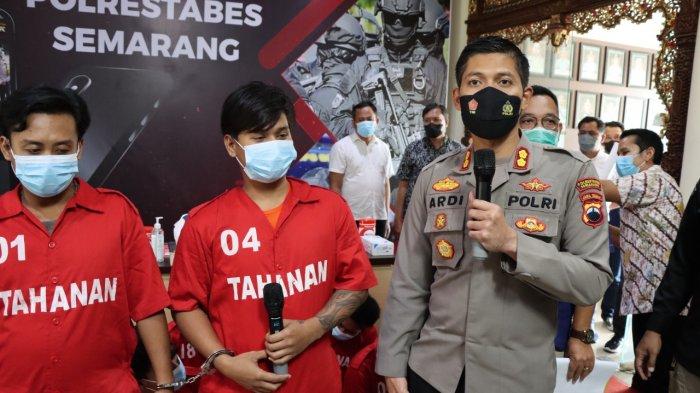 Wakapolrestabes Semarang AKBP Yuswanto Ardi menanyai dua karyawan ekspedisi yang terlibat menjadi kurir narkoba jenis ganja.