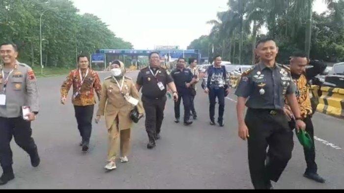Pj Bupati Batang Lani Dwi Rejeki bersama Forkopimda saat berjalan kaki menuju rapat kordinasi nasional dengan Presiden Joko Widodo di Sentul Convention Center.