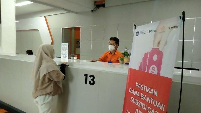 Layanan penyaluran BSU di PT Pos Indonesia Kantor Cabang Utama (KCU) Semarang, Jumat (25/11/2022).