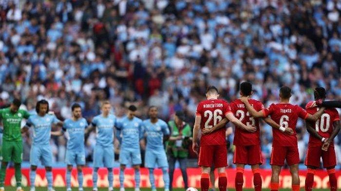Para pemain Manchester City dan Liverpool berbaris jelang kick-off semifinal Piala FA di Wembley, London (16/4/2022).