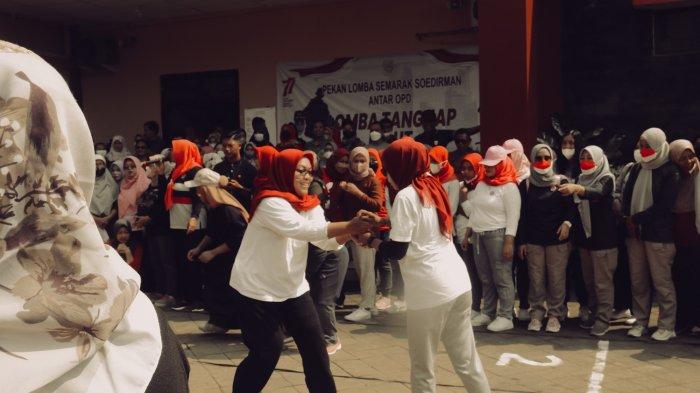 Sejumlah pegawai di lingkungan Organisasi Perangkat Daerah (OPD) dan instansi vertikal di Kabupaten Purbalingga mengikuti lomba tangkap belut, Jumat (26/8/2022). Kemeriahan terlihat di halaman parkir samping kantor Dinas Kependudukan dan Pencatatan Sipil (Dindukcapil) Purbalingga.