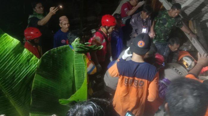 Kondisi rumah Samidin (66) di Desa Argopeni, Kecamatan Ayah, Kabupaten Kebumen yang tertimpa longsor pada Kamis (3/11/2022) malam.