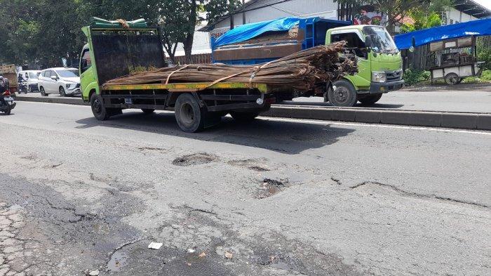 Terlihat ada lubang di Jalan Majapahit Kota Semarang belum ditambal.