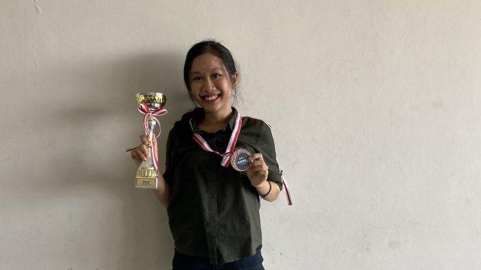 Lady Debora Cahyaning Sulistyani, mahasiswa semester 5 Program Studi (Prodi) Desain Komunikasi Visual (DKV) Fakultas Arsitektur dan Desain (FAD) Universitas Katolik (Unika) Soegijapranata raih Juara 3 Lomba Komik Strip Festival Kreatif 2022 yang diadakan oleh Pusat Pelaporan dan Analisis Transaksi Keuangan (PPATK).