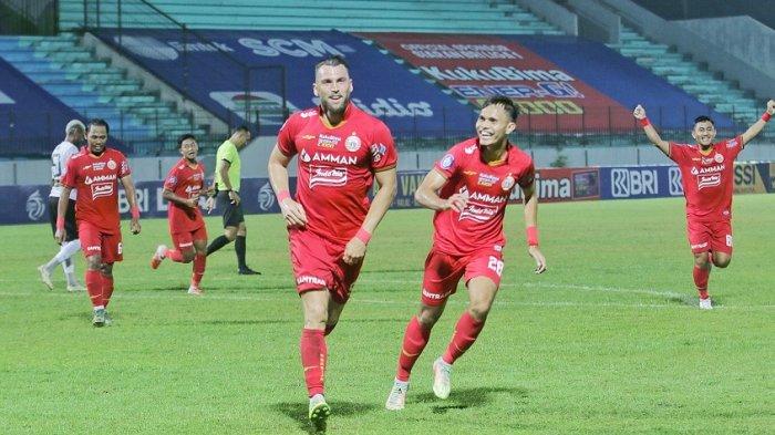 Pemain Persija Jakarta, Marco Simic saat melakukan selebari Gol untuk kemenangan Persija Jakarta 3-0 atas Madura United dalam Liga BRI 1 di Stadion Moch Soebroto Magelang, Jawa Tengah, Jumat (22/10/21). Persija Jakarta unggul atas Madura United. Marco Simic menyumbang dua gol para menit 20' dan 54'.