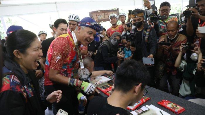 Martin, penyandang autisme asal Bandung langsung meluapkan kegembiraannya kala bertemu Gubernur Jawa Tengah Ganjar Pranowo di Kawasan Borobudur, Minggu (6/11/2022).