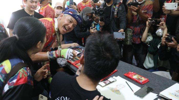 Martin, penyandang autisme asal Bandung langsung meluapkan kegembiraannya kala bertemu Gubernur Jawa Tengah Ganjar Pranowo di Kawasan Borobudur, Minggu (6/11/2022).