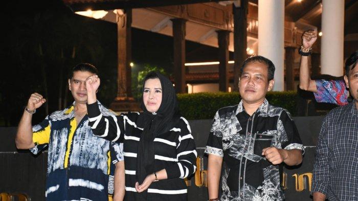 Bupati Pekalongan Fadia Arafiq saat melepas perwakilan pengurus Persatuan Perangkat Desa Indonesia (PPDI) Kabupaten Pekalongan yang hendak berangkat mengikuti acara silaturahmi nasional (Silatnas) PPDI di Jakarta.