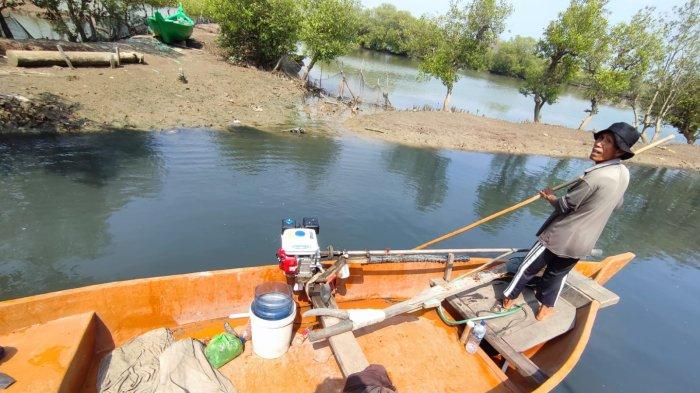 Nelayan Tapak Semarang saat pulang mencari udang putih untuk dijual ke pemancing sebagai umpan, Jumat (9/12/2022).