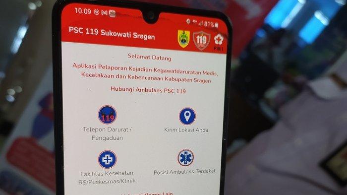 Kepala Bidang Pelayanan Kesehatan (Yankes) DKK Sragen, Nengah Adnyana Oka Manuaba ketika menunjukkan menu di aplikasi PSC 119 Sukowati.