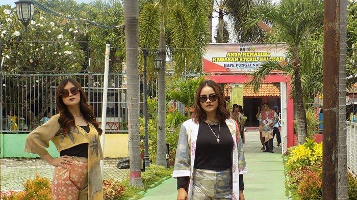 Kasi Bimbingan Kerja Rini Sulistyowati pamerkan model busana karya narapidana melalui peragaan busana di Lapas Bulu Semarang, Selasa (8/11/2022). Kegiatan itu disaksikan langsung desainer kondang di negeri Kanada, Entin Gartini.