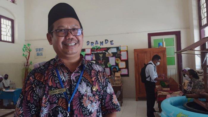 Kepala SMPN 1 Blora, Ainur Rofiq dalam pameran karya siswa kelas IX dalam menyambut HUT ke 76 SMPN 1 Blora dan menyongsong kurikulum merdeka.