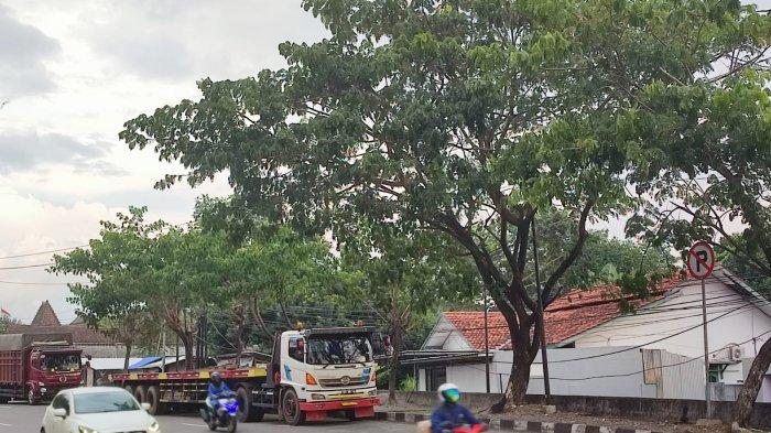 Parkir liar deretan truk di jalan Perintis Kemerdekaan, Pudak Payung,Banyumanik, Kamis (23/6/2022).