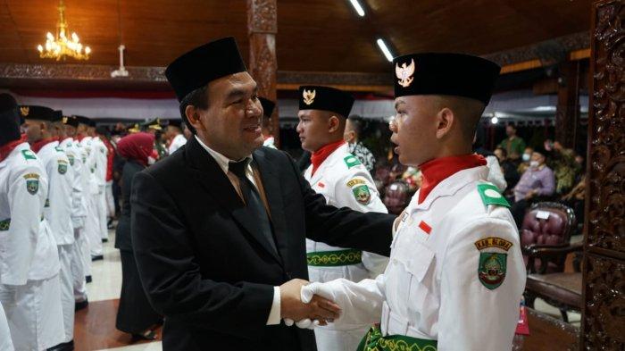 Tim Pasukan Pengibar Bendera Pusaka (Paskibraka) Blora dikukuhkan oleh Bupati Blora Arief Rohman pada Senin malam 15 Agustus 2022 di Pendopo Rumah Dinasnya