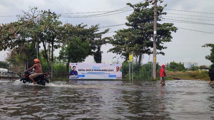 Pekerja pabrik di kawasan Pelabuhan Tanjung Emas terpaksa terjang air rob, Jumat (2/12/2022).