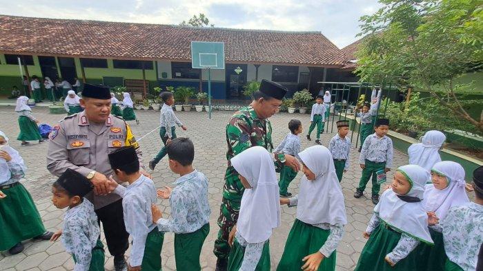 Suasana Sholat Gaib yang dilakukan oleh pelajar digelar di halaman MI Raudlotus Subban Mranggen Kabupaten Demak.