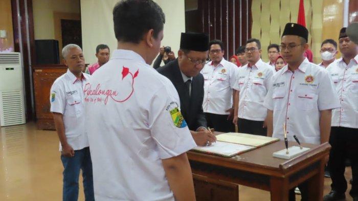 Wali Kota Pekalongan Achmad Afzan Arslan Djunaid melantik karang taruna Kota Pekalongan masa bakti 2022-2027, di ruang Jlamprang, kantor Sekretariat Daerah setempat, Jumat (28/10/2022).