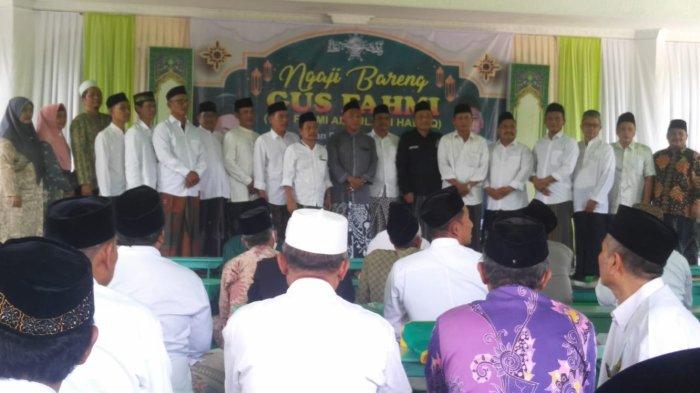 Pengukuhan Ikatan Keluarga Alumni Pesantren Tebuireng (Ikapete ) Cabang Kabupaten Kendal, Pemalang, dan Pekalongan Raya sekaligus ngaji bareng kitab Attibyan bersama KH Fahmi Amrullah Hadziq (Gus Fahmi), pengasuh Pondok Pesantren Tebuireng Jombang, Minggu (20/11/2022).