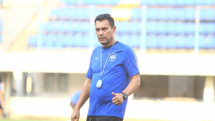 Pelatih PSIS Semarang Sergio Alexandre saat pimpin latihan tim di Stadion Citarum Semarang, Selasa (2/8/2022).