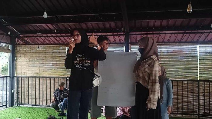 Puluhan buruh saat mengikuti pelatihan di Bandar, Minggu (15/1/2022).