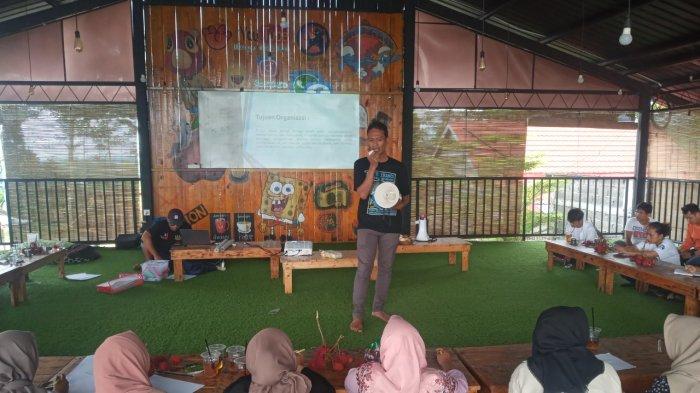 Puluhan buruh saat mengikuti pelatihan di Bandar, Minggu (15/1/2022).