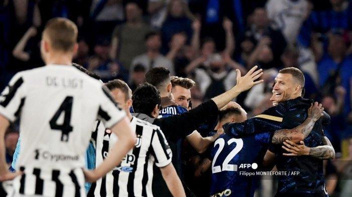 Pemain depan Inter Milan asal Bosnia Edin Dzeko (kanan) dan para pemain Inter merayakan kemenangan setelah memenangkan pertandingan sepak bola final Piala Italia (Coppa Italia) antara Juventus dan Inter pada 11 Mei 2022 di stadion Olimpiade di Roma.