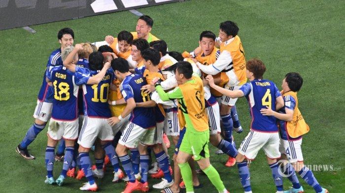 Para pemain Timnas Jepang melakukan selebrasi usai mereka mencetak gol pertama dalam laga sepak bola Grup E Piala Dunia 2022 Qatar antara Jerman melawan Jepang di Stadion Internasional Khalifa, di Doha, Qatar, Rabu (23/11/2022) waktu setempat. AFP/ANTONIN THUILLIER