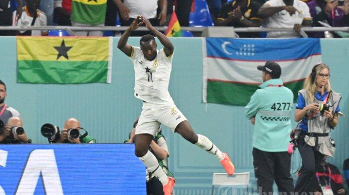 Pemain depan Ghana Osman Bukari (tengah) merayakan gol kedua timnya selama pertandingan sepak bola Grup H Piala Dunia 2022 Qatar antara Portugal dan Ghana di Stadion 974 di Doha pada 24 November 2022.
