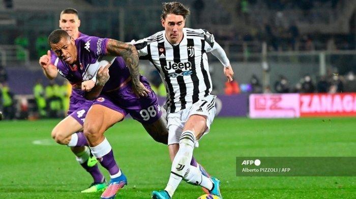 Pemain depan Juventus asal Serbia, Dusan Vlahovic (kanan) ditantang oleh bek Fiorentina asal Brasil Igor Julio dalam pertandingan sepak bola leg pertama semifinal Piala Italia (Coppa Italia) Fiorentina vs Juventus di stadion Artemio-Franchi di Florence pada 2 Maret 2022.