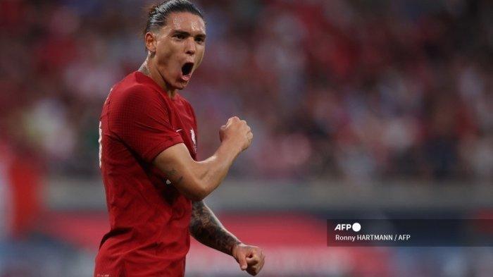 Pemain depan Liverpool asal Uruguay Darwin Nunez merayakan gol kelima timnya. Salzburg mengungguli Liverpool 1-0 pada hasil babak pertama. Darwin Nunez sempat mendapat peluang namun tembakannya mengenai mistar gawang.