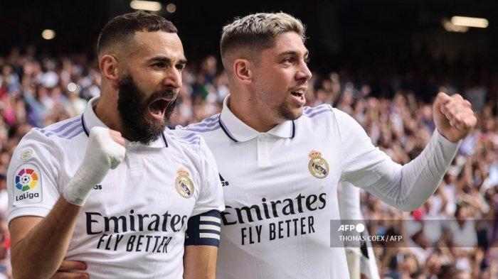 Pemain depan Real Madrid, Karim Benzema (kiri) mengenakan perban di tangan kanannya dalam pertandingan sepak bola Liga Spanyol di Santiago Bernabeu, pada 16 Oktober 2022. Alasan Karim Benzema selalu memakai perban di tangan kanannya, guna melindungi jari kelingkingnya yang cedera.