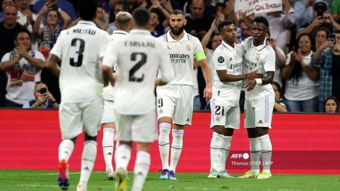 Pemain depan Real Madrid, Vinicius Junior (kanan) merayakan dengan rekan setimnya setelah mencetak gol kedua ke gawang Shaktar Donetsk selama pertandingan sepak bola grup F Liga Champions di stadion Santiago Bernabeu, pada 5 Oktober 2022.