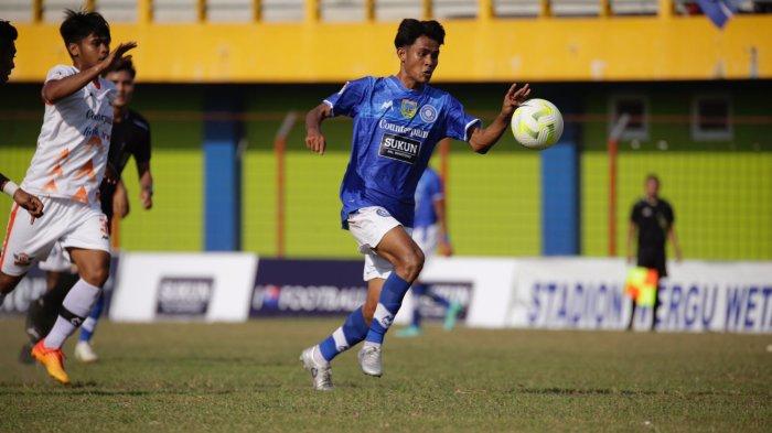 Pemain Persiku saat membawa bola dalam pertandingan perdana melawan PSDB United Demak di Stadion Wergu Wetan.