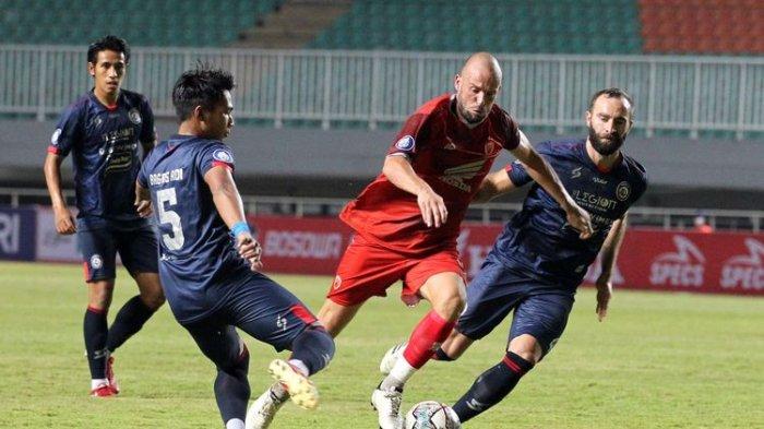 Pemain PSM Makassar Anco Jansen dijaga ketat pemain Arema FC Bagas Adi dan Sergio Silva saat pertandingan pekan 1 Liga 1 2021-2022 yang berakhir dengan skor 1-1 di Stadion Pakansari Bogor, Minggu (5/9/2021) malam.