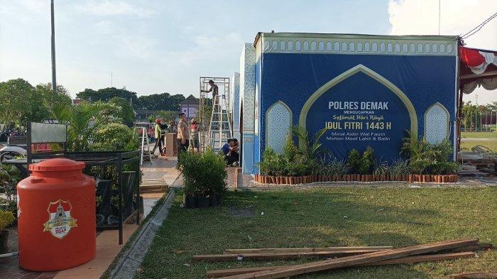 Pemasangan posko mudik di Alun-alun simpang enam Demak.
