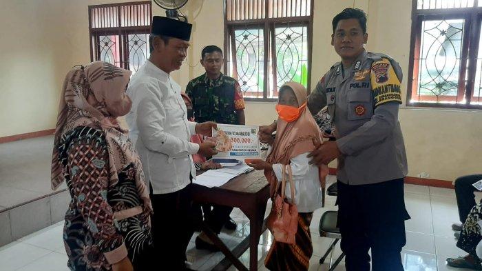 Suasana Pemerintah Desa Kembangarum salurkan Bantuan Langsung Tunai Dana Desa (BLT-DD) untuk tahap 10 dan 11 tahun 2022, dilaksanakan di Kantor Balai Desa Kembangarum Kecamatan Mranggen Kabupaten Demak, Rabu (16/11/2022).