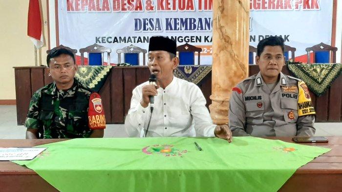 Suasana Pemerintah Desa Kembangarum salurkan Bantuan Langsung Tunai Dana Desa (BLT-DD) untuk tahap 10 dan 11 tahun 2022, dilaksanakan di Kantor Balai Desa Kembangarum Kecamatan Mranggen Kabupaten Demak, Rabu (16/11/2022).