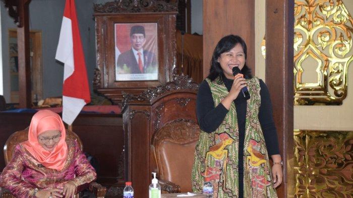 Pembukaan Workshop Evaluasi Pengelolaan Keuangan dan Pembangunan Desa sekaligus penyerahan plakat oleh Bupati Banyumas, Achmad Husein kepada perwakilan BPKP Jateng, Selasa (22/11/2022) di Pendopo Si Panji, Purwokerto.