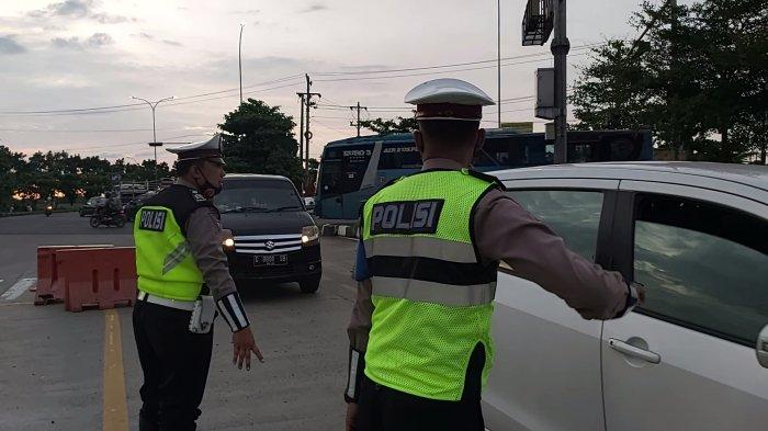 Petugas Satlantas Polres Pemalang saat mengimbau kendaraan yang akan ke Jakarta untuk memutar balik kendaraan.