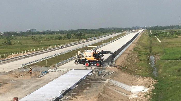 Suasana pengerjaan tol Semarang-Demak