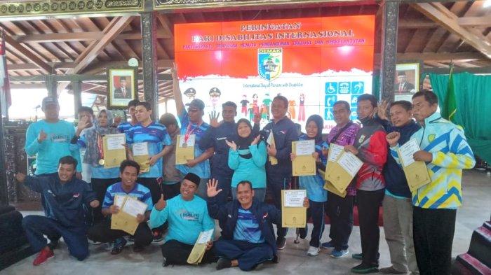 Pemberian penghargaan dan bantuan kepada para disabilitas yang dilakukan oleh Pemkab Demak di Pendopo Demak.