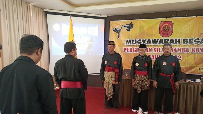 Pengukuhan pendekar kehormatan dan pendekar utama Perguruan Silat Bambu Kuning Kendal dalam acara Musyawarah Besar di Tirto Arum Baru, kemarin.