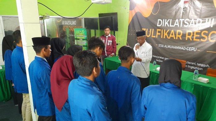 Ketua Umum PMI Blora Sutikno Slamet saat mengukuhkan pengurus Korps Sukarelawan (KSR) Palang Merah Remaja (PMR) Sekolah Tinggi Agama Islam (STAI) Al Muhammad Cepu.