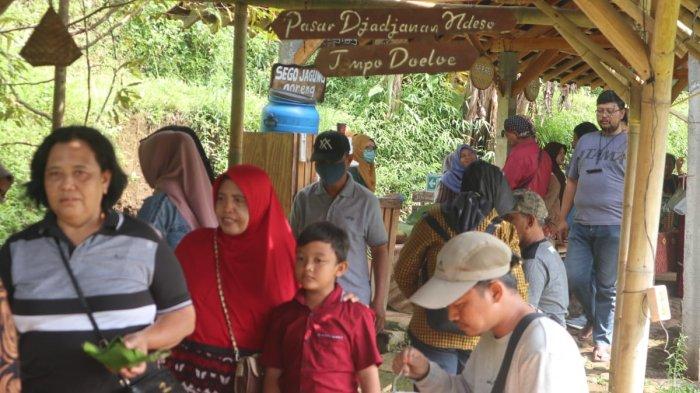 Pengunjung saat membeli makanan tradisional khas Desa Lerep di Wisata Lerep yang berada di Embung Sebligo, Minggu (13/11/2022).