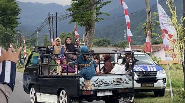 Para penumpang menaiki angkutan mobil pikap di Desa Banyubiru, Kecamatan Banyubiru, Kabupaten Semarang, Selasa (29/11/2022).