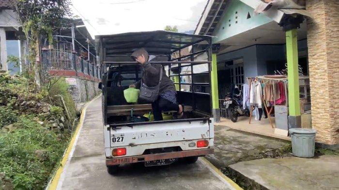Para penumpang menaiki angkutan mobil pikap di Desa Banyubiru, Kecamatan Banyubiru, Kabupaten Semarang, Selasa (29/11/2022).